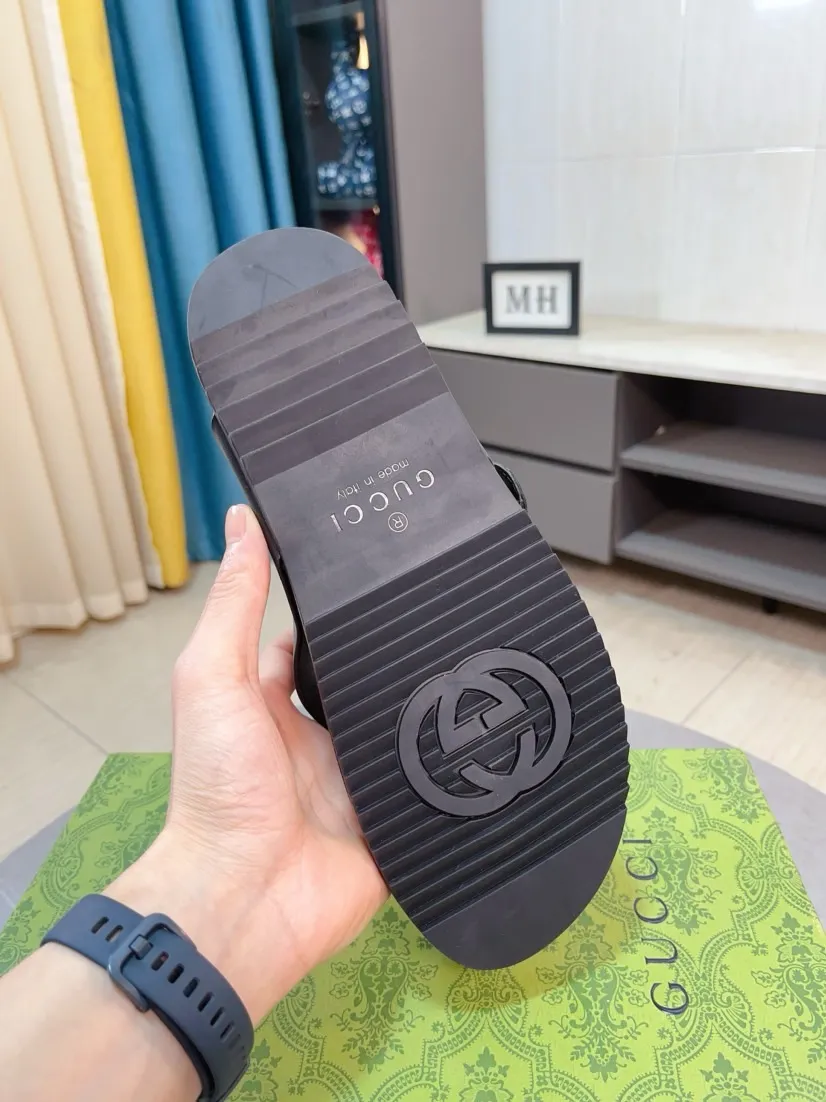 Men's Men's Shoes💰300🌸🌸【GUCCI New Style】This slipper is made of GG polyester fiber and is decorated with the Gucci label on the front, adding a bold logo feel to the style. "Gucci Made in Italy" stamped label Rubber sole Flat Made in Italy Men's sizes 39 to 45, (46. Customized